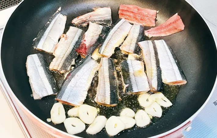 『さんまときのこのぽんパスタ』を作る写真（撮影：キジカク）