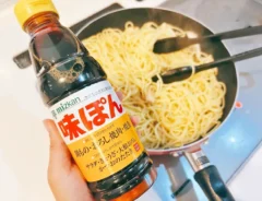 『さんまときのこのぽんパスタ』を作る写真（撮影：キジカク）