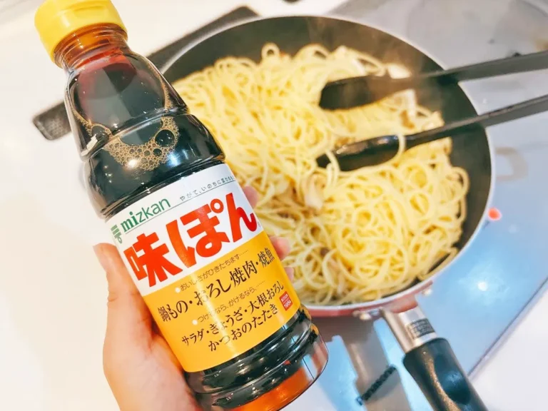 『さんまときのこのぽんパスタ』を作る写真（撮影：キジカク）