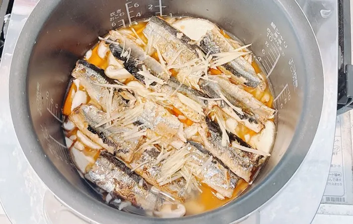 『さんまと根菜の炊き込みご飯』を作る写真（撮影：キジカク）