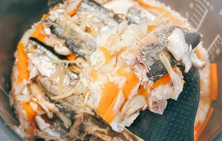 『さんまと根菜の炊き込みご飯』を作る写真（撮影：キジカク）