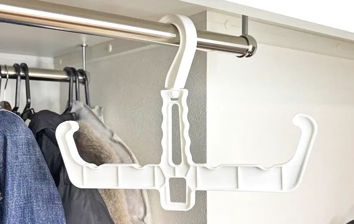 ダイソー『リュックハンガー』の使用写真（撮影：キジカク）