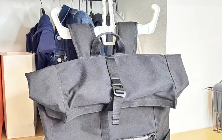 ダイソー『リュックハンガー』の使用写真（撮影：キジカク）