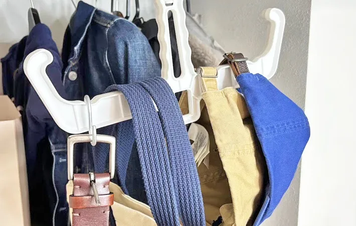 ダイソー『リュックハンガー』の使用写真（撮影：キジカク）