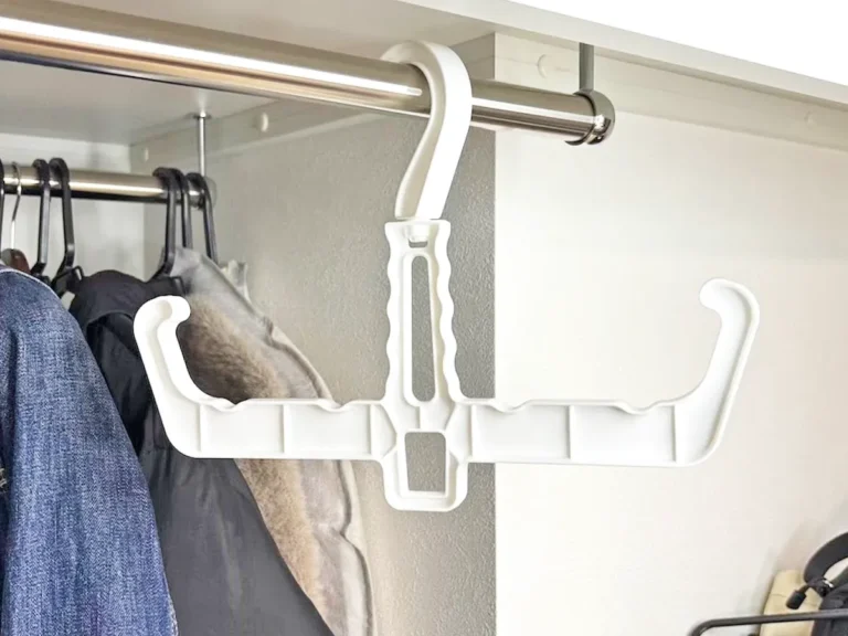 ダイソー『リュックハンガー』の使用写真（撮影：キジカク）