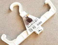 『ダイソー』の『リュックハンガー』の写真（撮影：キジカク）
