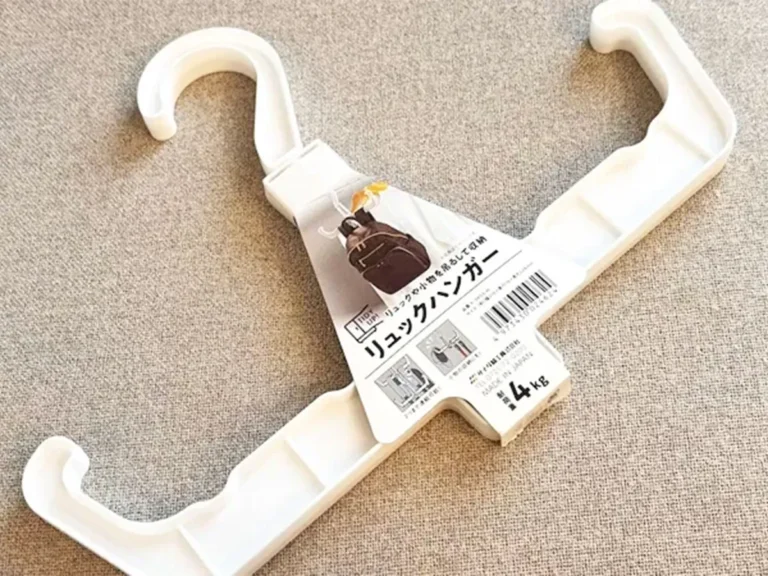 『ダイソー』の『リュックハンガー』の写真（撮影：キジカク）