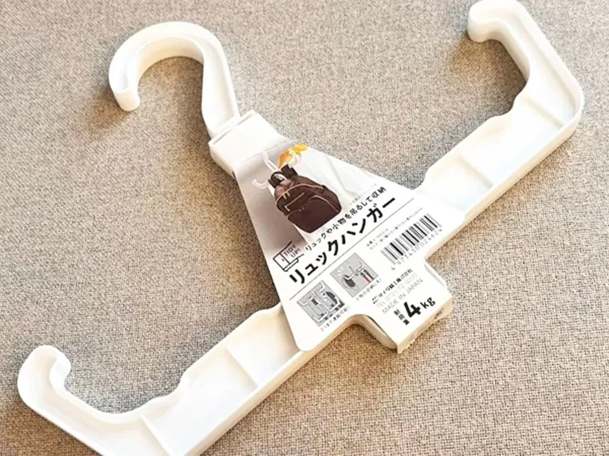 『ダイソー』の『リュックハンガー』の写真（撮影：キジカク）