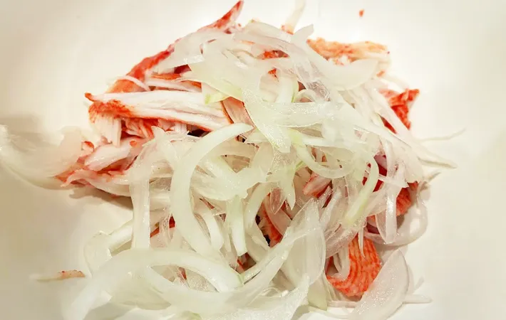 『韓国風カニカマ』を作る写真（撮影：エニママ）