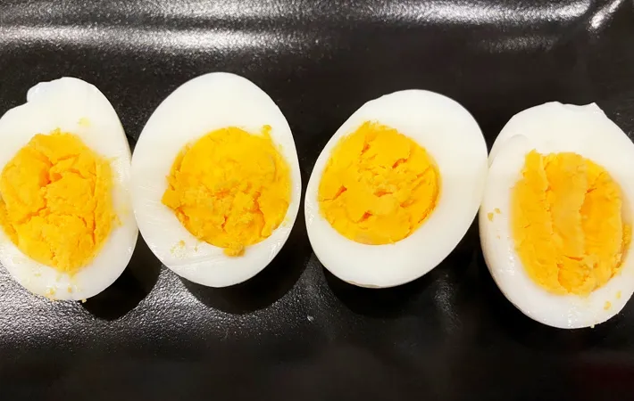 『ゆで卵のチーズ焼き』を作る写真（撮影：エニママ）
