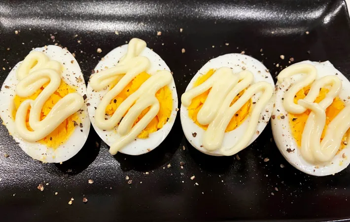 『ゆで卵のチーズ焼き』を作る写真（撮影：エニママ）