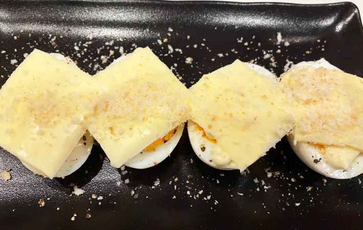 『ゆで卵のチーズ焼き』を作る写真（撮影：エニママ）
