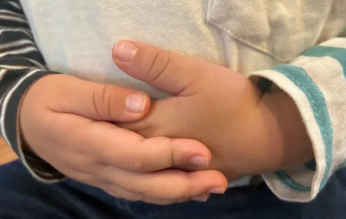 子供の手の写真（撮影：エニママ）