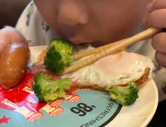 食事をする子供の写真（撮影：エニママ）