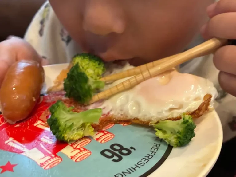 食事をする子供の写真(撮影:エニママ)