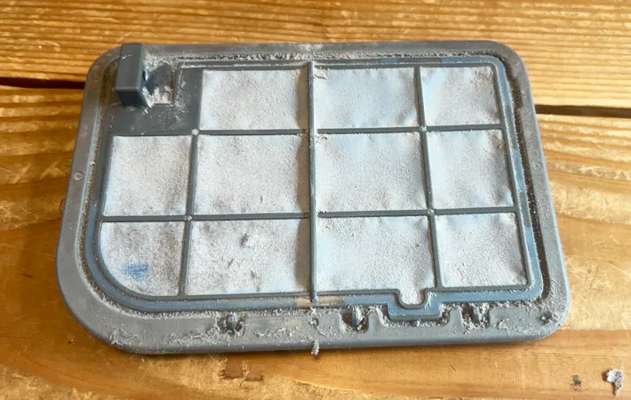 汚れたドラム式洗濯機のフィルターの写真（撮影：エニママ）