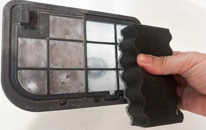 ダイソー『フィルター汚れスッキリスポンジ』の使用写真（撮影：エニママ）