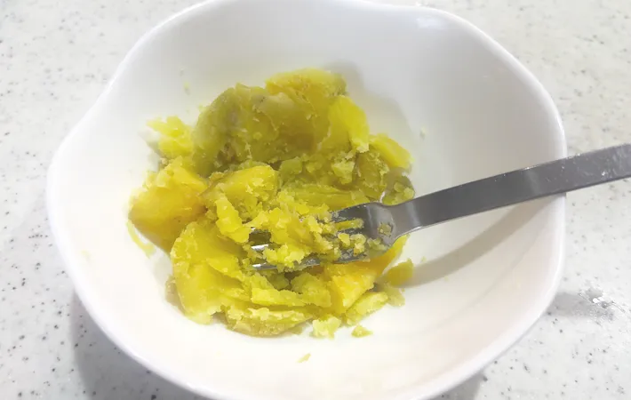 『焼き芋デリ風サラダ』を作る写真（撮影：エニママ）