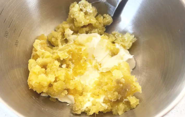 『焼き芋デリ風サラダ』を作る写真（撮影：エニママ）