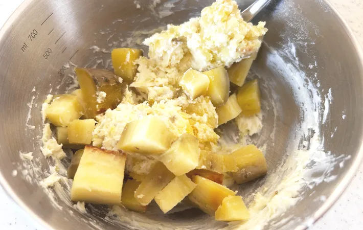 『焼き芋デリ風サラダ』を作る写真（撮影：エニママ）