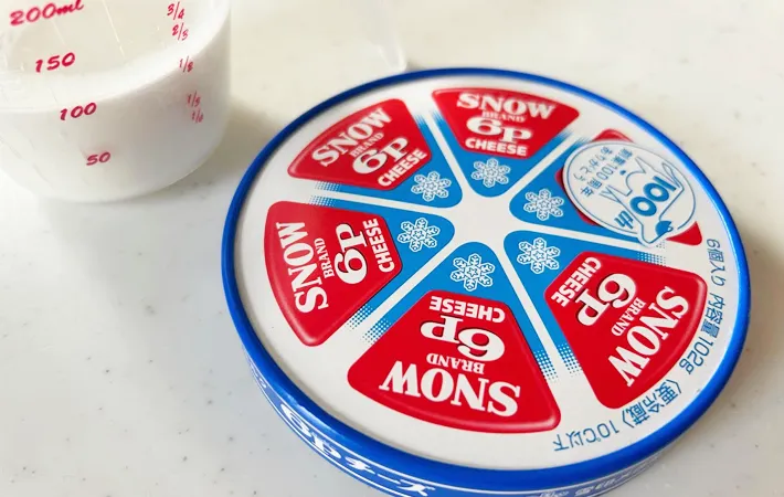 『材料2つでクリームチーズ』の材料写真（撮影：エニママ）