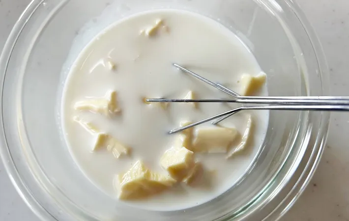 『材料2つでクリームチーズ』を作る写真（撮影：エニママ）