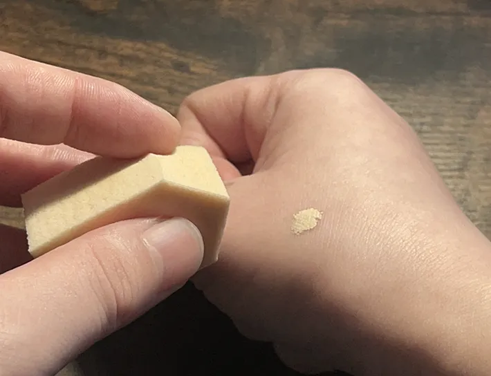 コンシーラーをつける写真（撮影：grape編集部）