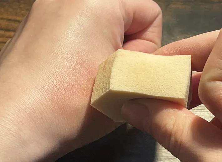 チークをぼかす写真（撮影：grape編集部）