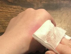 チークをぼかす写真（撮影：grape編集部）