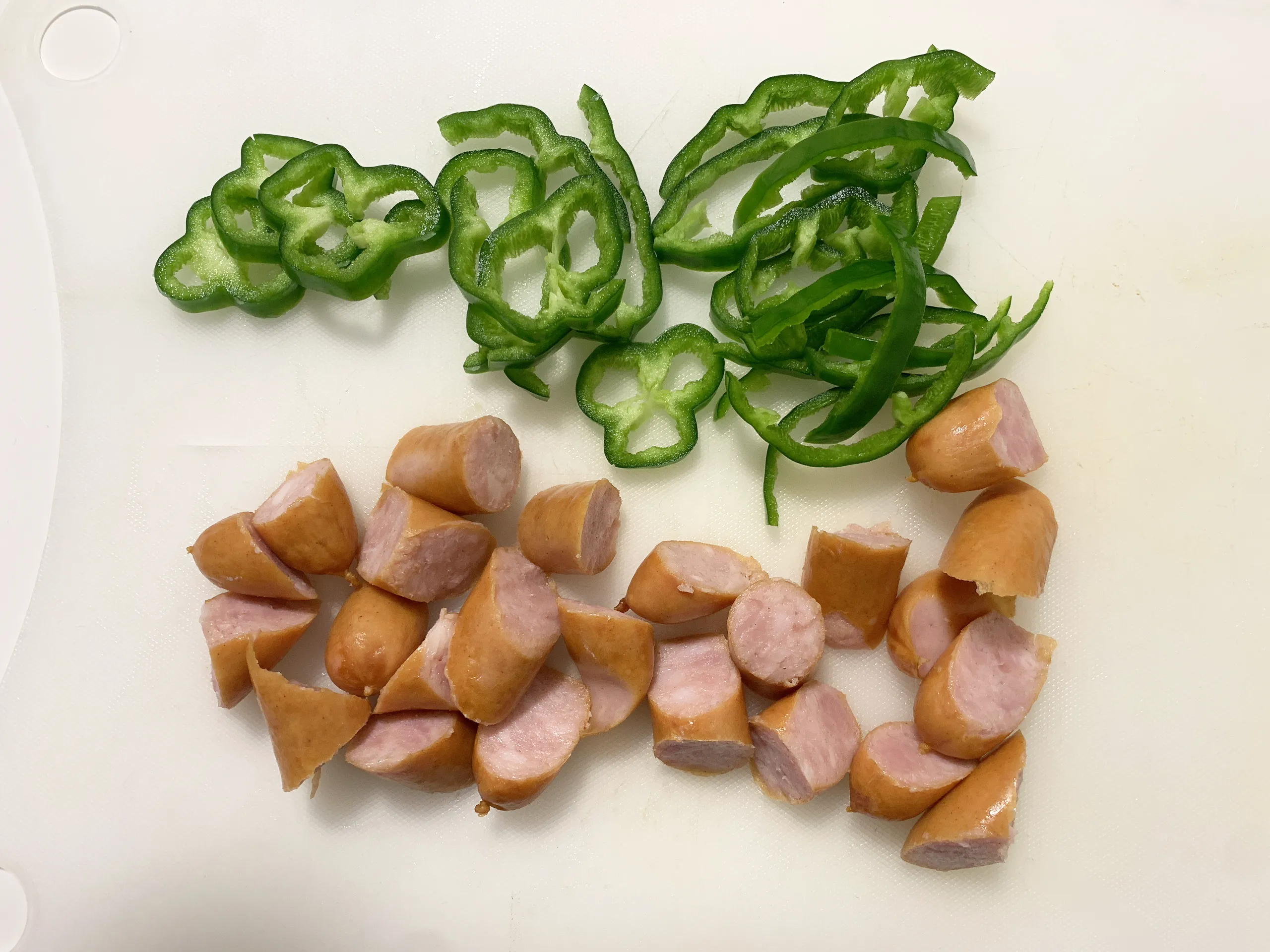 まな板の上に並んだウインナーとピーマンの写真（撮影：grape編集部）