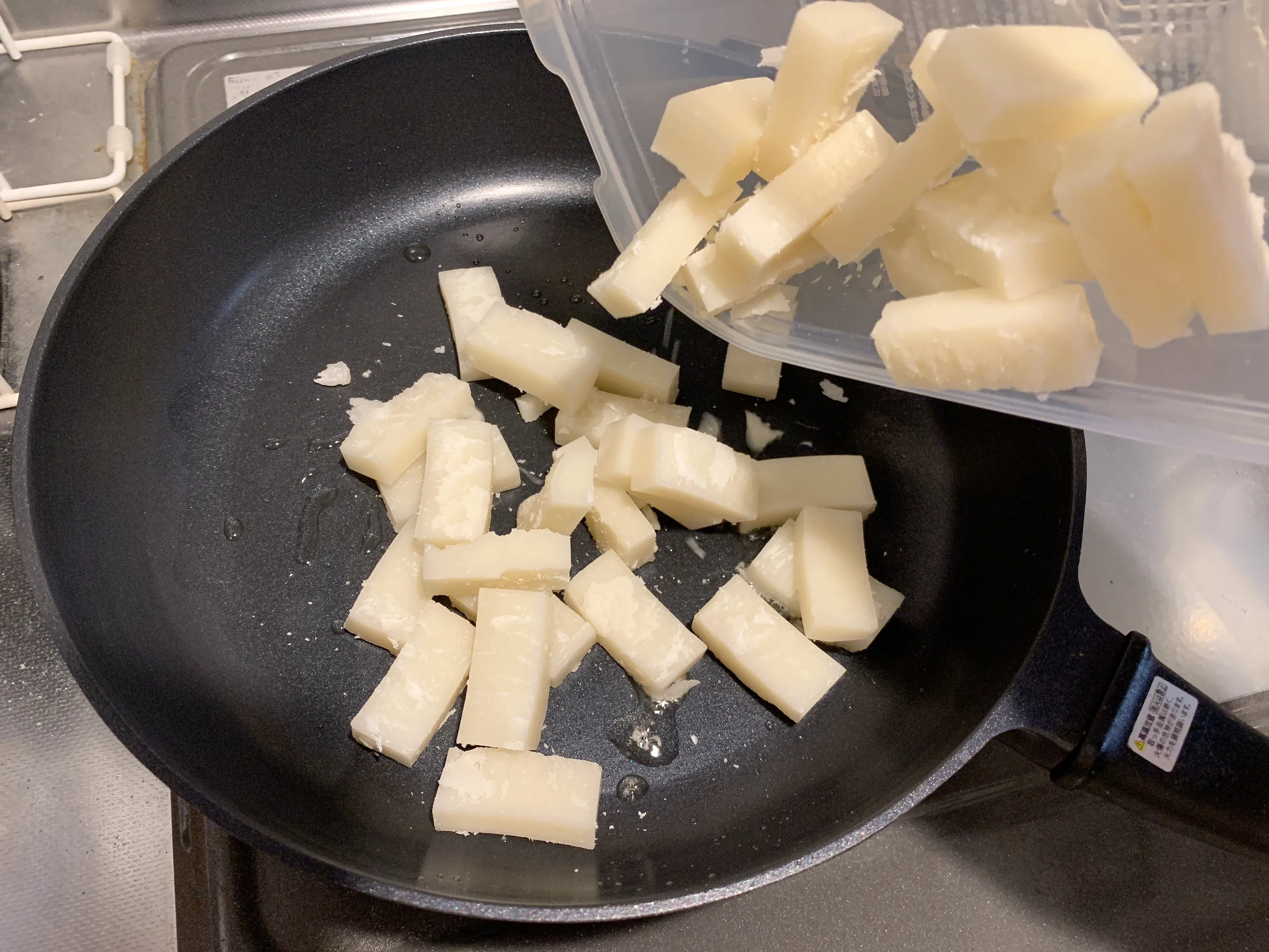 餅をフライパンに投入している写真（撮影：grape編集部）