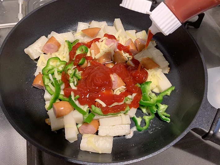 フライパンの中にケチャップを入れている写真（撮影：grape編集部）