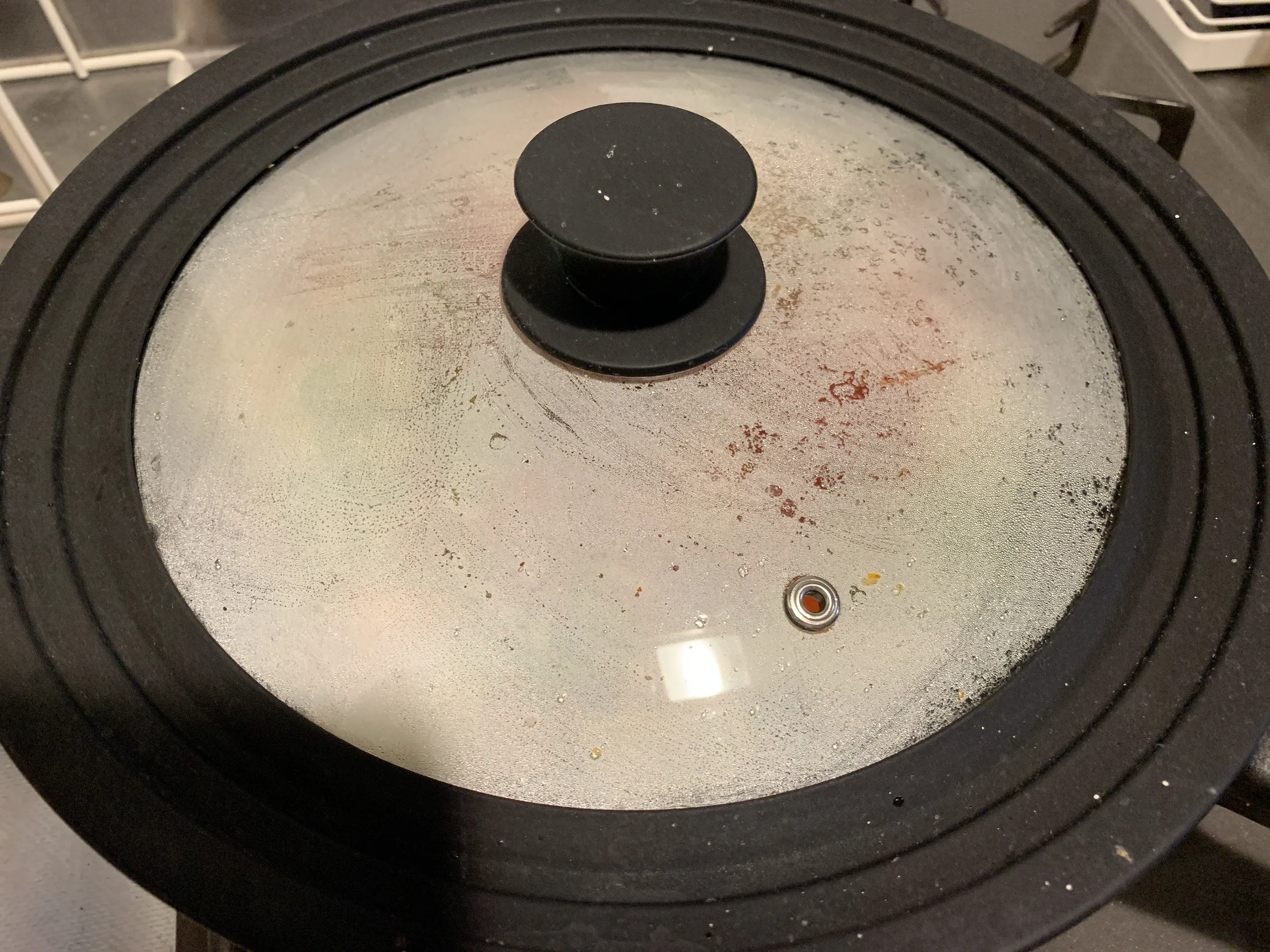 フライパンの蓋を閉じている写真（撮影：grape編集部）