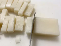 餅を包丁で切っている写真（撮影：grape編集部）