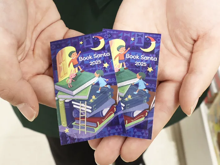 『ブックサンタ 2025』のステッカーの写真（撮影：grape編集部）