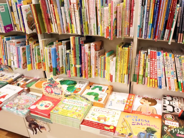 書店の本棚（撮影：grape編集部）