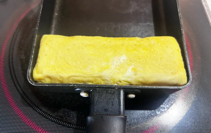 『おでんの素でだし巻き玉子』を作る写真（撮影：エニママ）