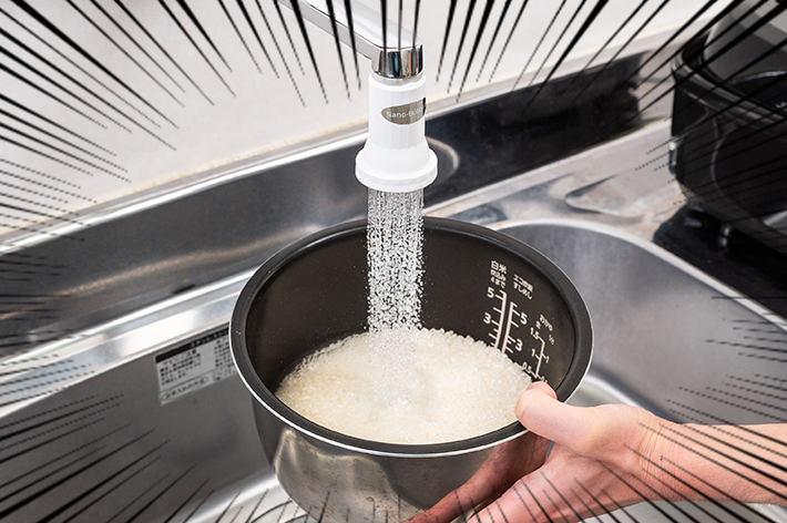 炊飯器の内釜に水を注いでいる写真（撮影：grape編集部）