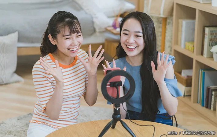 撮影をする2人の女性の写真