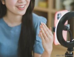 撮影をする女性の写真