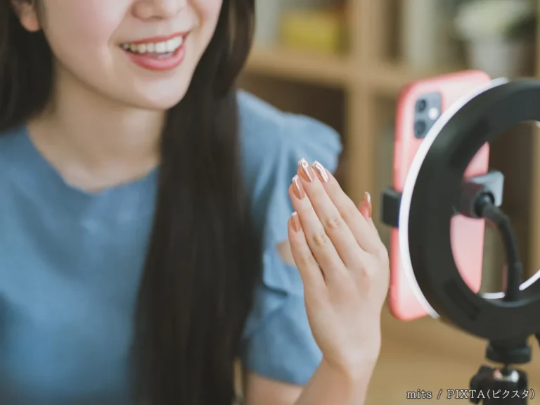 撮影をする女性の写真