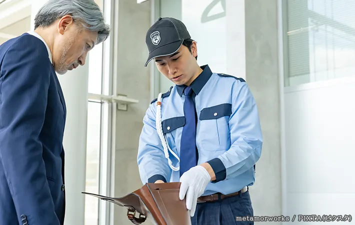 カバンをチェックする男性の写真