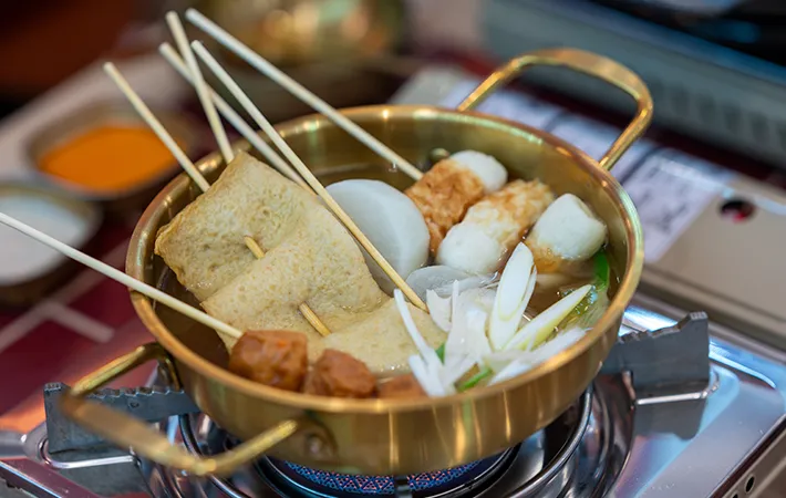 おでんを鍋で煮込む写真