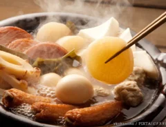 おでんを鍋で煮込む写真