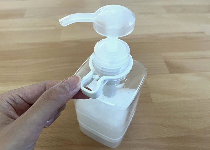 マウスウォッシュコップをつけたボトルの写真（撮影：grape編集部）