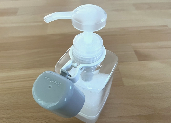 マウスウォッシュコップをつけたボトルの写真（撮影：grape編集部）