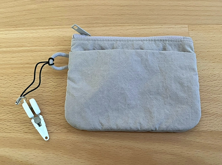 『超ミニ携帯ハサミ』をつけたポーチの写真（撮影：grape編集部）