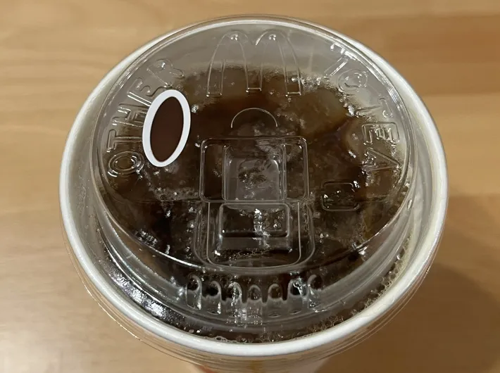 シールが貼られたマクドナルドのドリンクの写真（撮影：grape編集部）