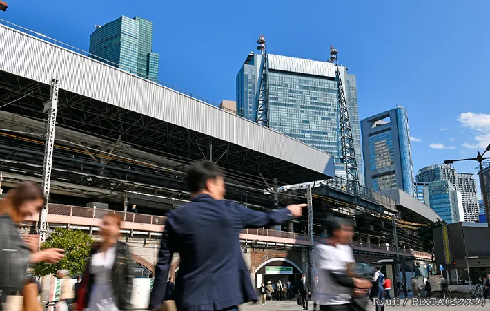 駅前にいるサラリーマンの写真