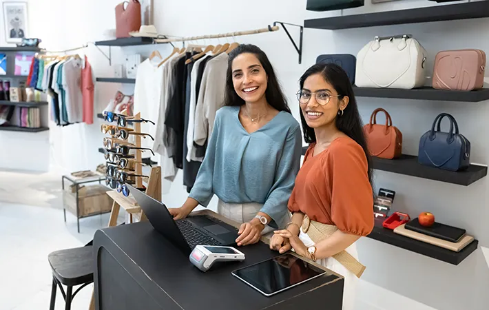2人の店員が並んでいる写真